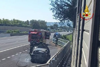 Civitanova - Auto a fuoco sull’A14, l’incendio però si estende alla vegetazione